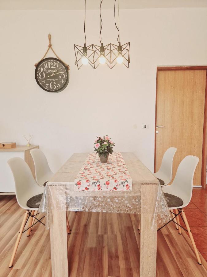 Apartments In Rijeka, Free Parking And Large Terrace, 15Min Drive From The Beach Екстериор снимка