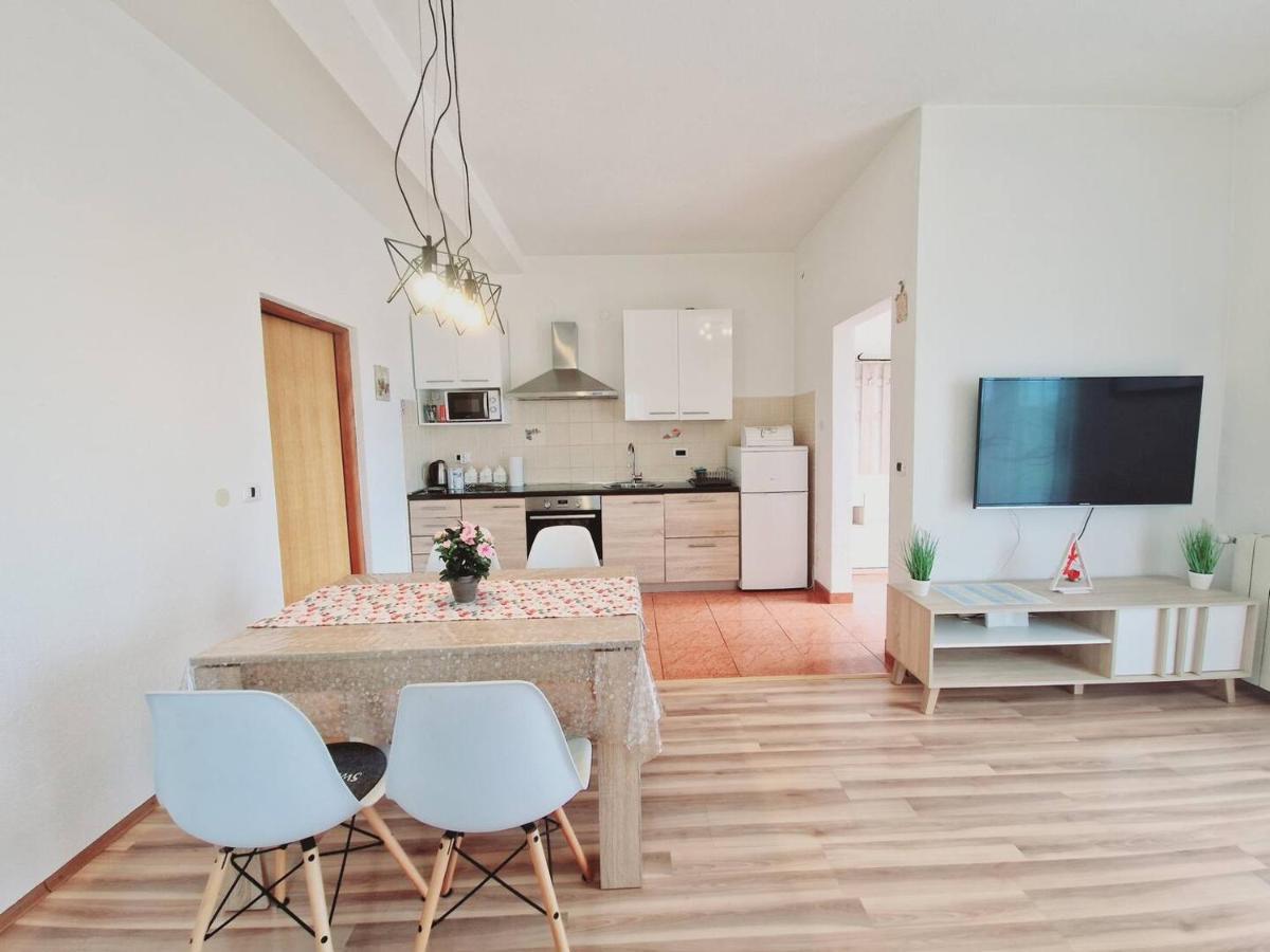 Apartments In Rijeka, Free Parking And Large Terrace, 15Min Drive From The Beach Екстериор снимка