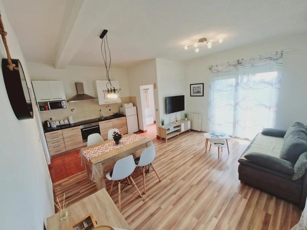 Apartments In Rijeka, Free Parking And Large Terrace, 15Min Drive From The Beach Екстериор снимка