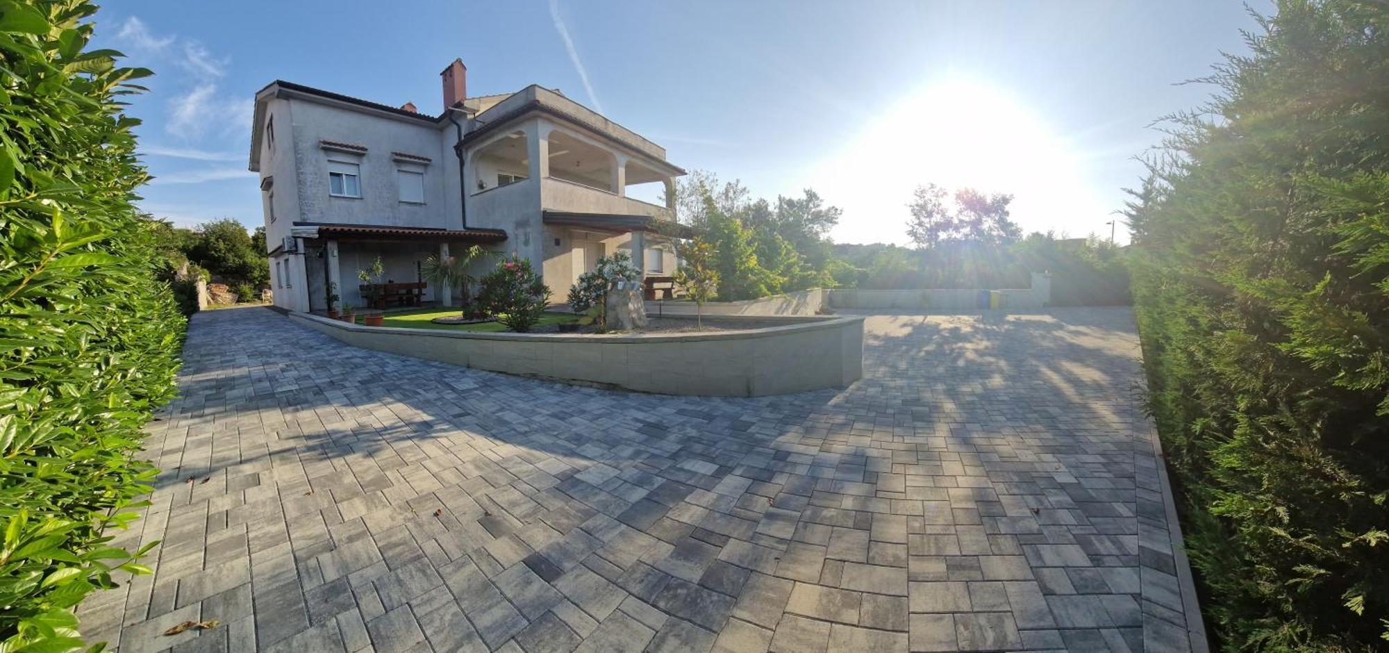 Apartments In Rijeka, Free Parking And Large Terrace, 15Min Drive From The Beach Екстериор снимка